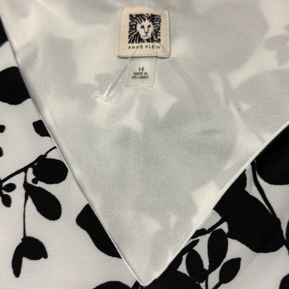 Anne Klein Monochrome Leaf Pattern Dress - Picture 2 of 8